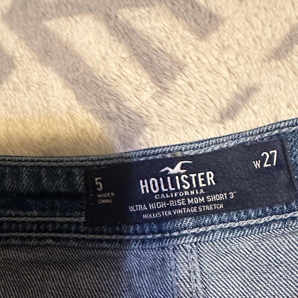 Hollister ultra high rise Mom women’s  cuffed Two-Tone Jean Shorts size 27 - Picture 3 of 9